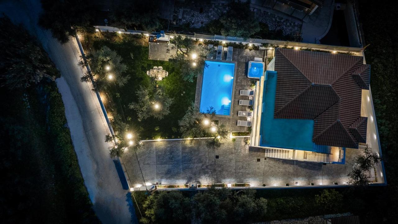 Royal View - Private Pool & Hot Tub Romírion