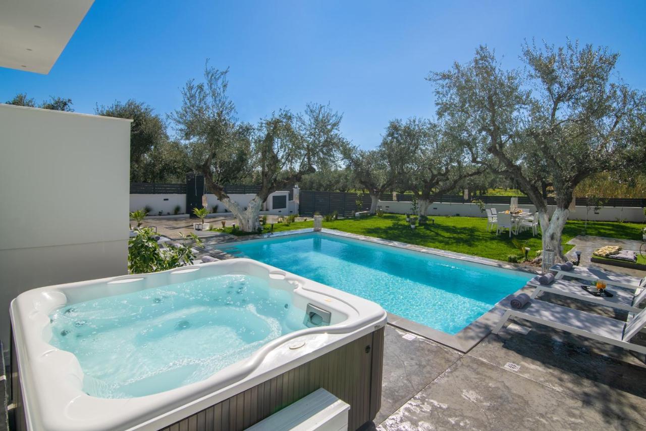 Royal View - Private Pool & Hot Tub Romírion